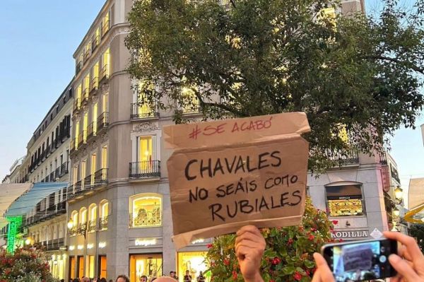 اعتراضات به رييس فدراسيون فوتبال اسپانيا اين بار نوبت مردم عکس