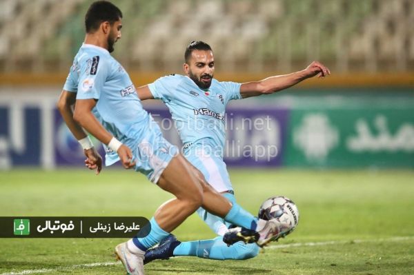  اختصاصی  علی‌رغم ادعای بسیاری از رسانه‌ها درباره زننده گل پیکان مقابل سپاهان که عنوان کردند گل توسط حامد پاکدل به ثمر رسیده، طبق عکسی که علیرضا زینلی ثبت کرده مشخص شده که توپ با برخورد به پای قندی‌پور وارد دروازه تیم سپاهان شده است