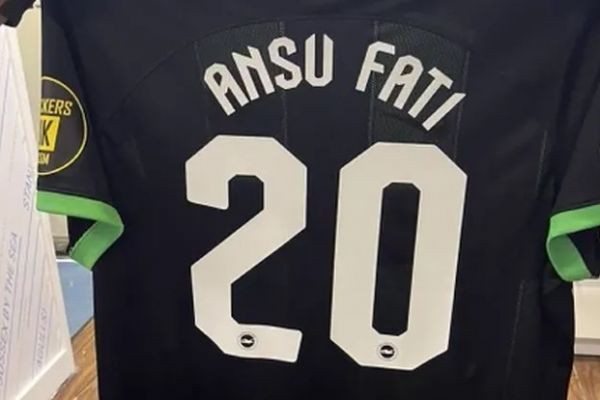 شماره مهاجم قرضی بارسلونا در برایتون مشخص شد