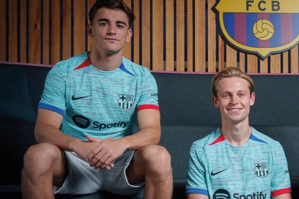  عکس؛ بارسلونا از پیراهن فیروزه‌ای خود رونمایی کرد