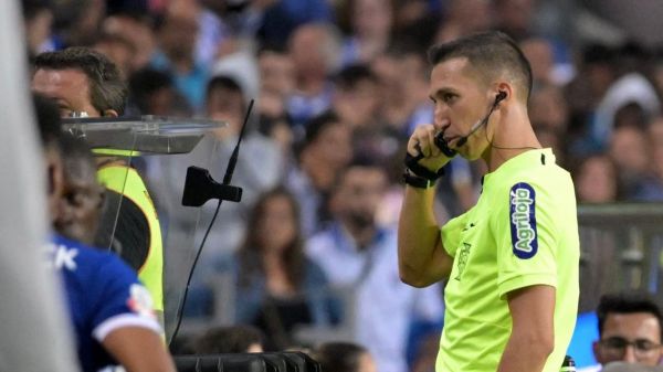 استفاده داور از تلفن همراه برای بررسی خطای پنالتی بر روی مهدی طارمی