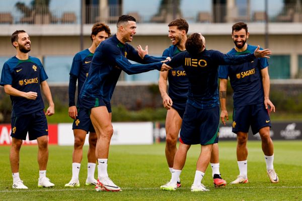 عکس؛ شوخی و خندههای رونالدو در تمرین تیم ملی پرتغال