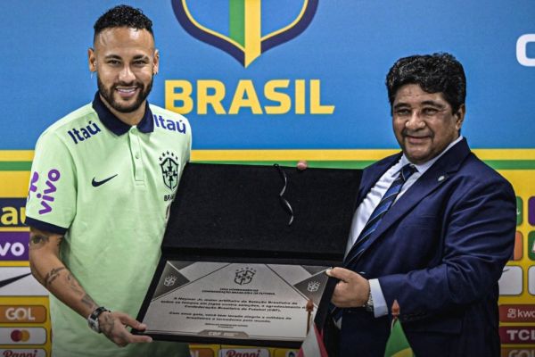 عکس؛ تقدیر ویژه برزیلیها از نیمار پس از شکستن رکورد پله