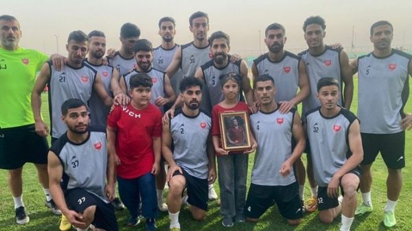 دیدار اعضای تیم پرسپولیس و یحیی گلمحمدی با دختر هوادار مرحوم پرسپولیس