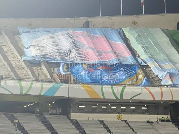  اختصاصی  برای پوشاندن سکوهای تخریب شده طبقه دوم ورزشگاه آزادی، مدیران ورزشگاه از کاوری استفاده کرده اند که لوگوی کاشیما آنتلرز ژاپن، حریف فینال لیگ قهرمانان آسیای چهار فصل پیش پرسپولیس روی آن نقش بسته است