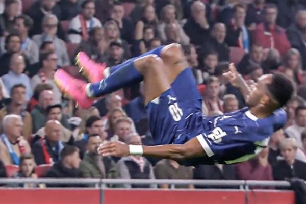  اوبامیانگ و انجام خوشحالی معروفش پس از درخشش مقابل آژاکس  عکس