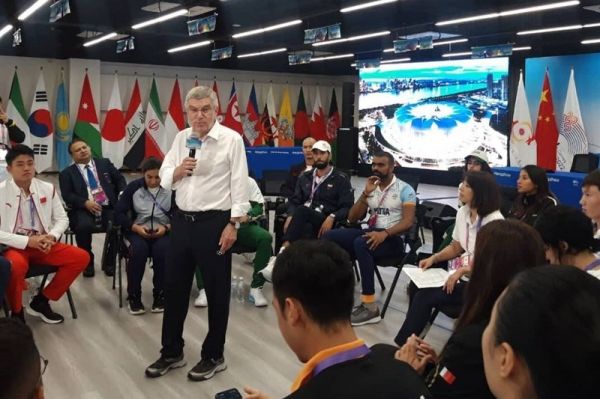 دیدار رئیس کمیته بین المللی المپیک با نماینده ورزشکاران حاضر در بازیهای آسیایی