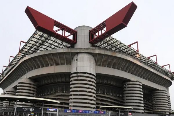  چرا بازی میلان و ورونا با تاخیر آغاز شد