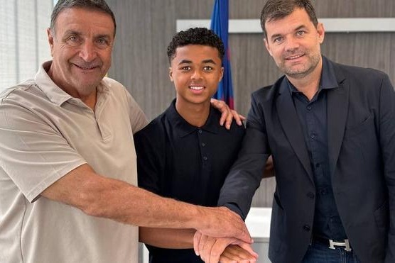  پسر مهاجم اسطوره‌ای هلند با بارسلونا قرارداد امضا کرد