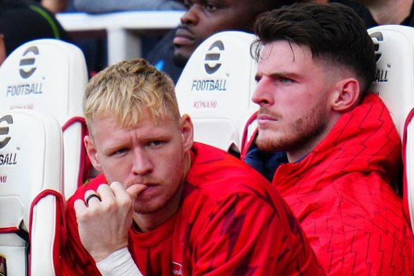  پیشنهاد گری نویل به گلر نیمکت نشین آرسنال