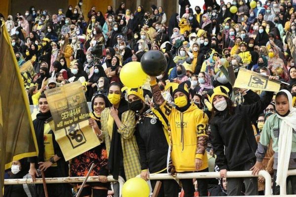 ورزشگاه نقش جهان برای نخستین بار پذیرای بانوان فوتبالدوست شد