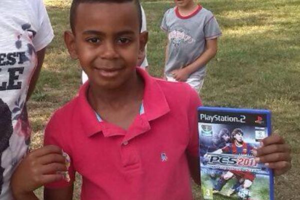 عکس؛ بازیکن جوان بارسلونا و در دست داشتن بازی PES در سال 2011