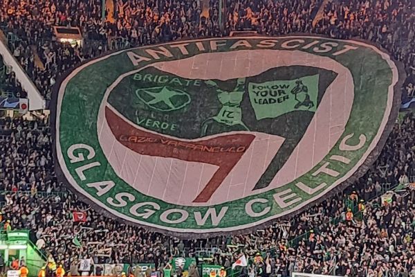 عکس؛ بنر ضد فاشیست هواداران سلتیک مقابل لاتزیو