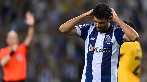  داور اسپانیایی  برخورد مدافع بارسلونا با طارمی، پنالتی بود  عکس