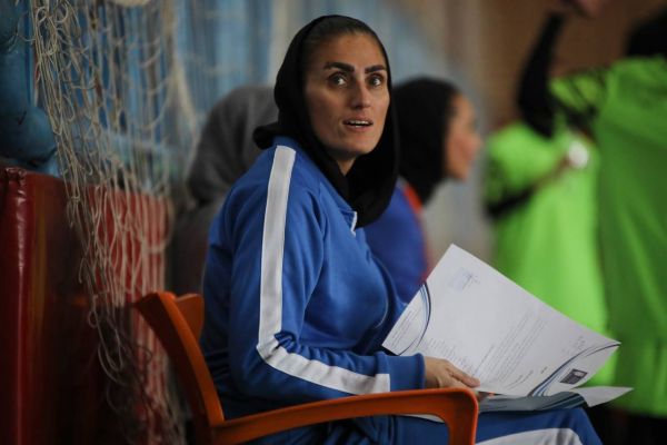 رضازاده سرمربى تيم فوتسال زنان سايپا تنها تيم متضرر از تعويق ليگ ما هستيم