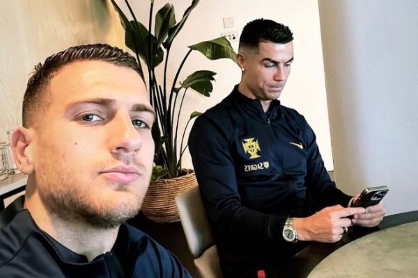  شوخی بازیکن پرتغال با موبایل در دست داشتن رونالدو