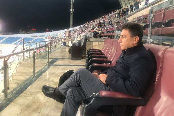  سرمربی تیم ملی فوتبال نظاره‌گر دیدار قطر - عراق