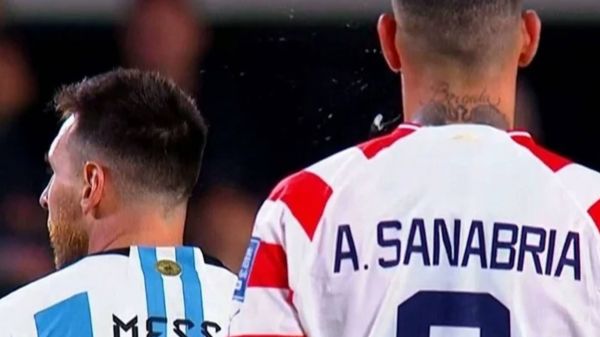 عکس؛ بازیکنی که به سمت مسی تف کرد در بارسلونا کنار مسی بود