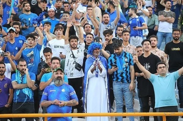 حاشیه دیدار استقلال - هوادار استقبال هواداران از هاشمینسب و حضور سرمربی گلگهر در ورزشگاه