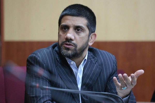  دبیر  کشتی نباید عقب برود  من و درستکار و رنگرز امانتدار هستیم