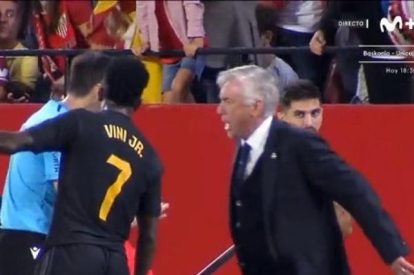 تصویری از عصبانیت سرمربی رئال مادرید از داور به من دست نزن