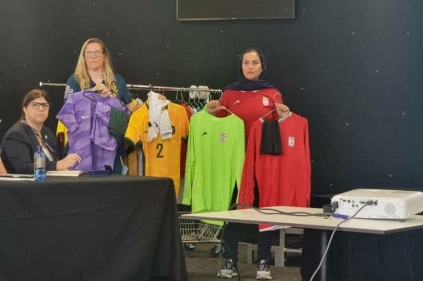 ایران برابر میزبان قرمز می پوشد