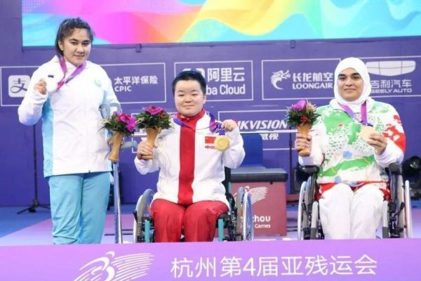 نخستین مدال در تاریخ پاراوزنهبرداری بانوان بر گردن محمدیان