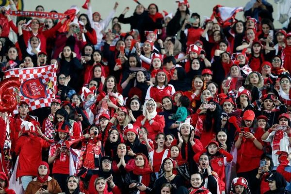  مشکلات بانوان در مسیر رفت و آمد ورزشگاه آزادی