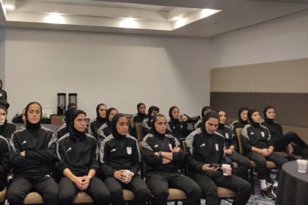 دیدار نمایندگان سفارت ایران با اعضای تیم ملی فوتبال بانوان عکس