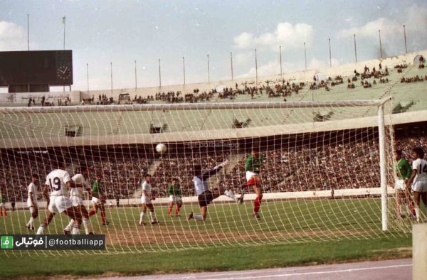  نوستالژی فوتبالی  تصویری زیبا از پشت دروازه بنگلادش و پرواز مرتضی کرمانی مقدم در مقدماتی جام جهانی ۱۹۹۰