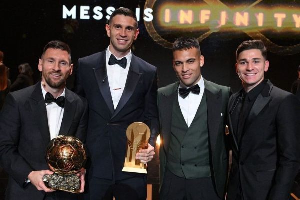 مسی در مراسم توپ طلا کنار چه کسانی نشسته بود