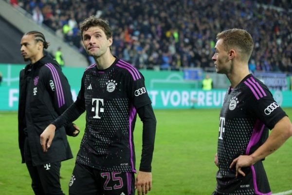  عکس؛ عذرخواهی برخی از بازیکنان بایرن مونیخ از هواداران پس از باخت به تیم دسته سومی