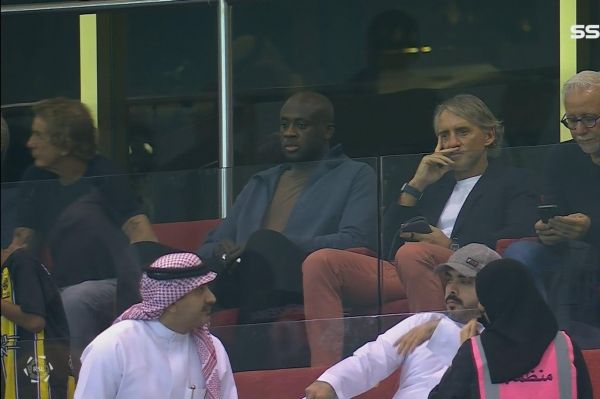 عکس؛ مانچینی و یحیی توره در حال تماشای بازی الشباب - الاتحاد