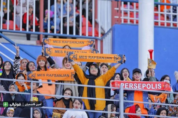یک بانوی پرسپولیسی در بازی مس رفسنجان و فولاد