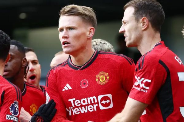 بنر هواداران منچستریونایتد، دلیل اصلی پیروزی مقابل فولام