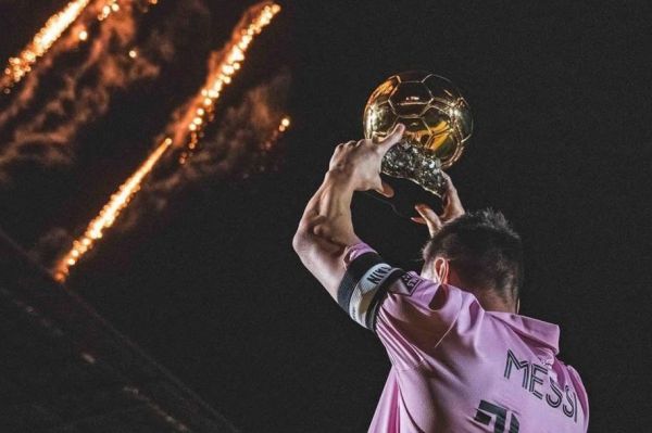  گزارش تصویری  مسی و رونمایی از توپ طلای هشتم مقابل هواداران اینترمیامی