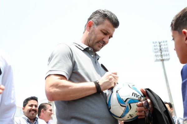 حواشی بازی ایران و هنگکنگ حضور اوزونیدیس در ورزشگاه آزادی