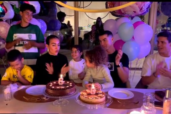 عکس؛ کریستیانو رونالدو سوار بر سه چرخه مخصوص کودکان