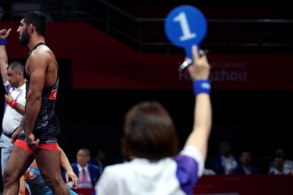  اشتباه مهلک داور مشهور کشتی  تنزل درجه در انتظار داور لهستانی