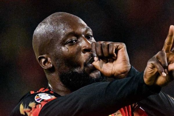 غوغای لوکاکو که او را بالاتر از رونالدو آقای گل انتخابی یورو کرد