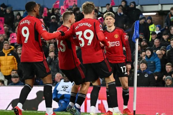  واکنش تن هاگ به گل قیچی برگردان ستاره منچستریونایتد