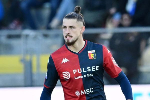  چند باشگاه انگلیسی به دنبال جذب مدافع رومانیایی جنوا