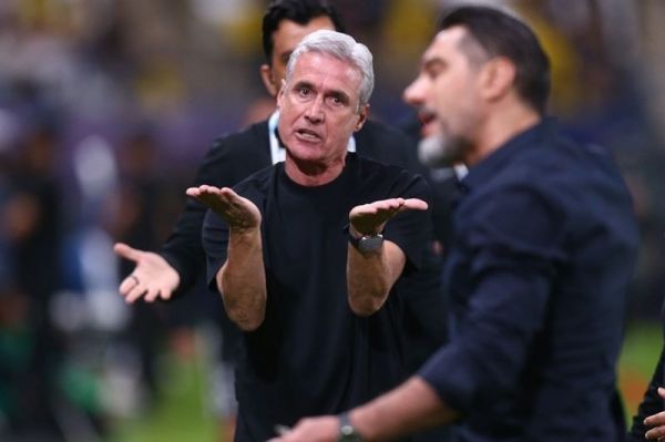 کاسترو با وجود اخراج یک بازیکن، توانستیم مقابل پرسپولیس بازی را کنترل کنیم