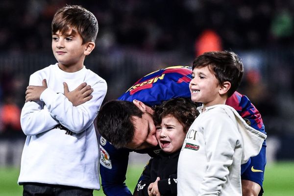 عکس؛ روزی که پسر مسی در کنار توپ طلا گریه میکرد