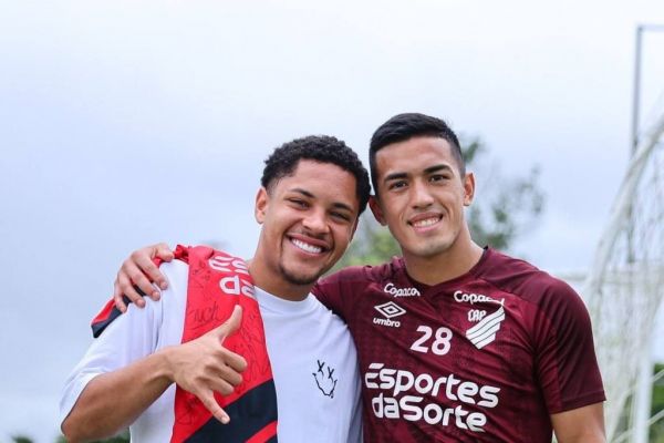  عکس؛ خداحافظی ستاره جدید بارسلونا با هم‌تیمی هایش در برزیل