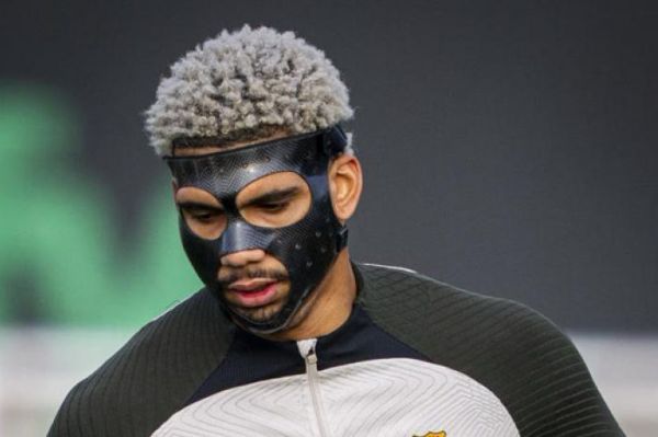  ظاهر جدید مدافع بارسلونا برای بازی مقابل گرانادا  با ماسک بازی می‌کند