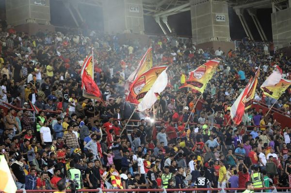 گلایه خبرنگاران در ورزشگاه فولاد؛ چرا اینترنت اینقدر ضعیف است