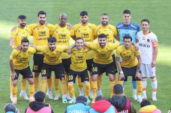 یک زندانی به دست بازیکنان سپاهان آزاد میشود