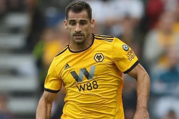 دلیل اخراج مدافع ولورهمپتون شکستن تلویزیون و پرتاب آب دهان به کمک مربی