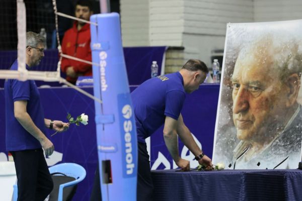  ادای احترام پیکانی‌ها و یک دقیقه سکوت به احترام مرحوم مشحون